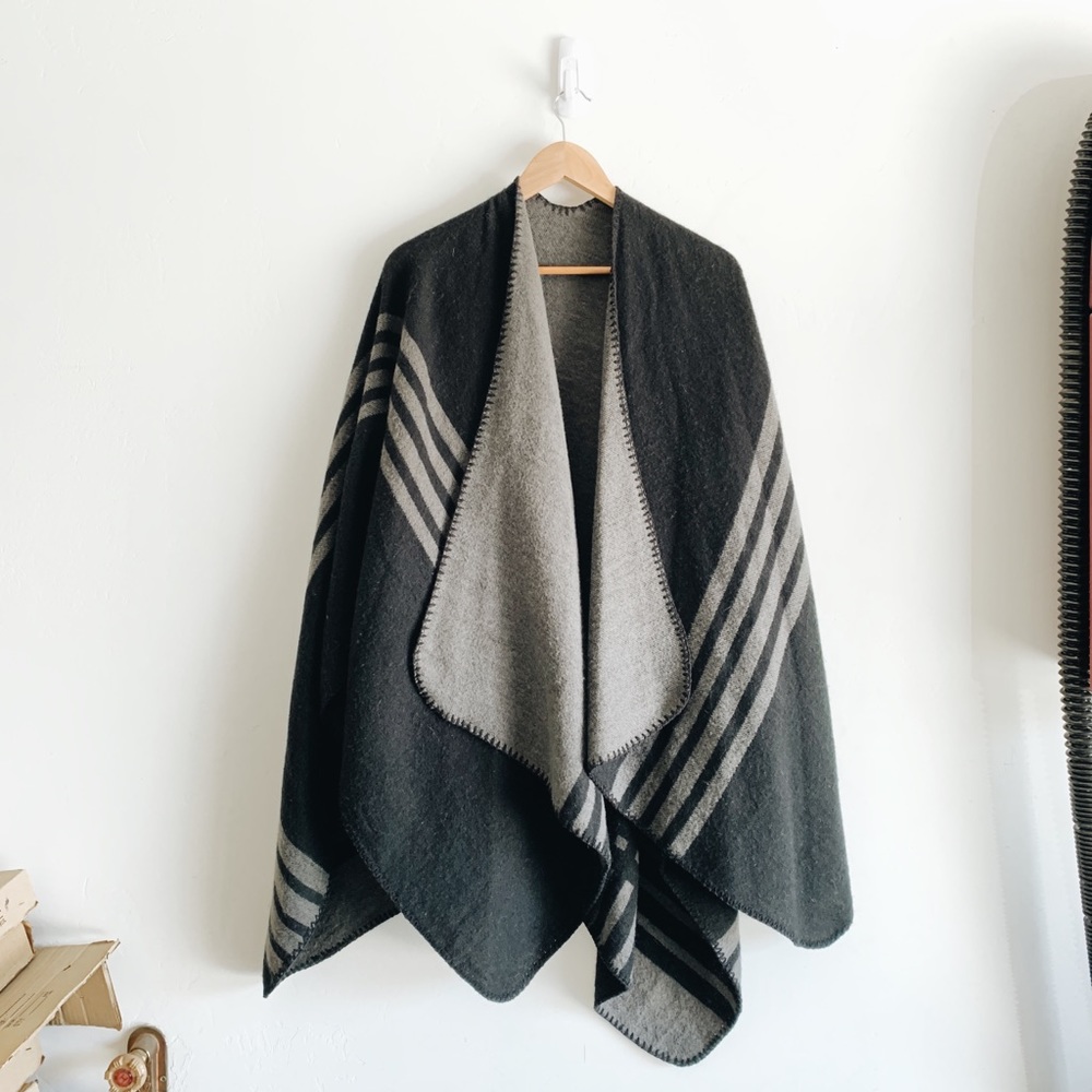 Bb Dakota Reversible Poncho Scarf Black & Grey - Picture 2 of 8
